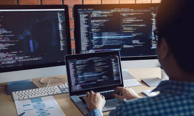 数据科学选型：R与Python如何赋能化德县网站建设？